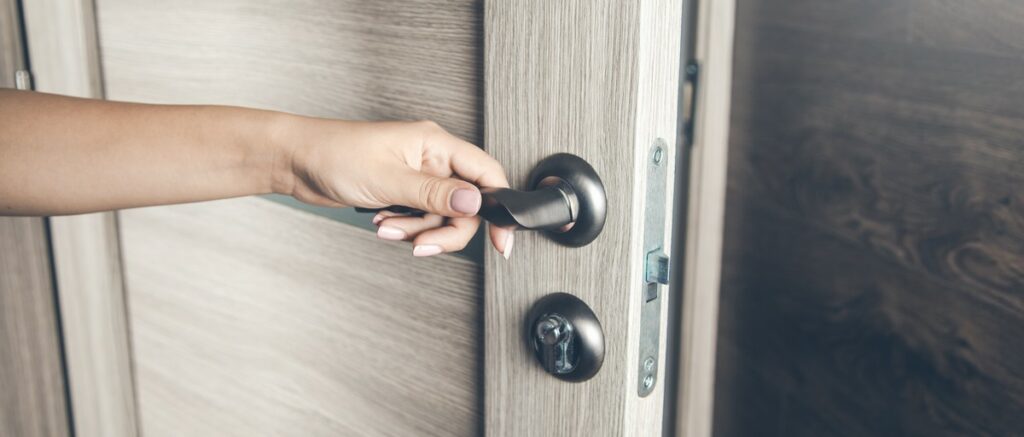 Porte claquée : que faire ? (guide d'urgence)